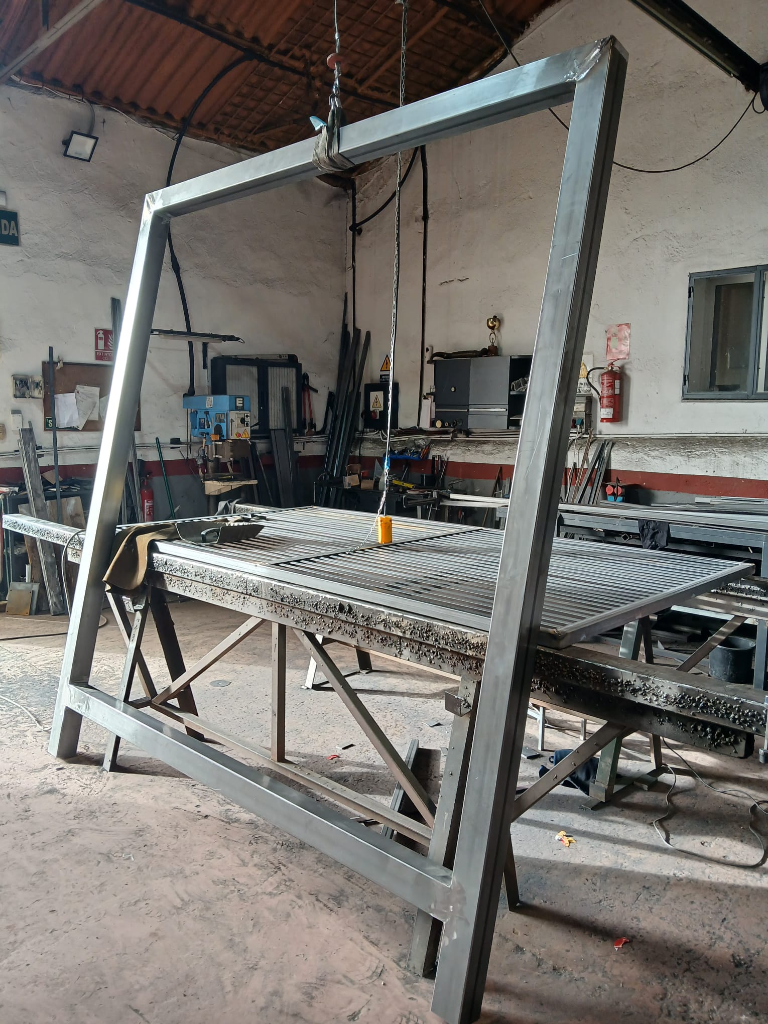 Estructura metálica en taller — trabajo artesanal de BullBoard