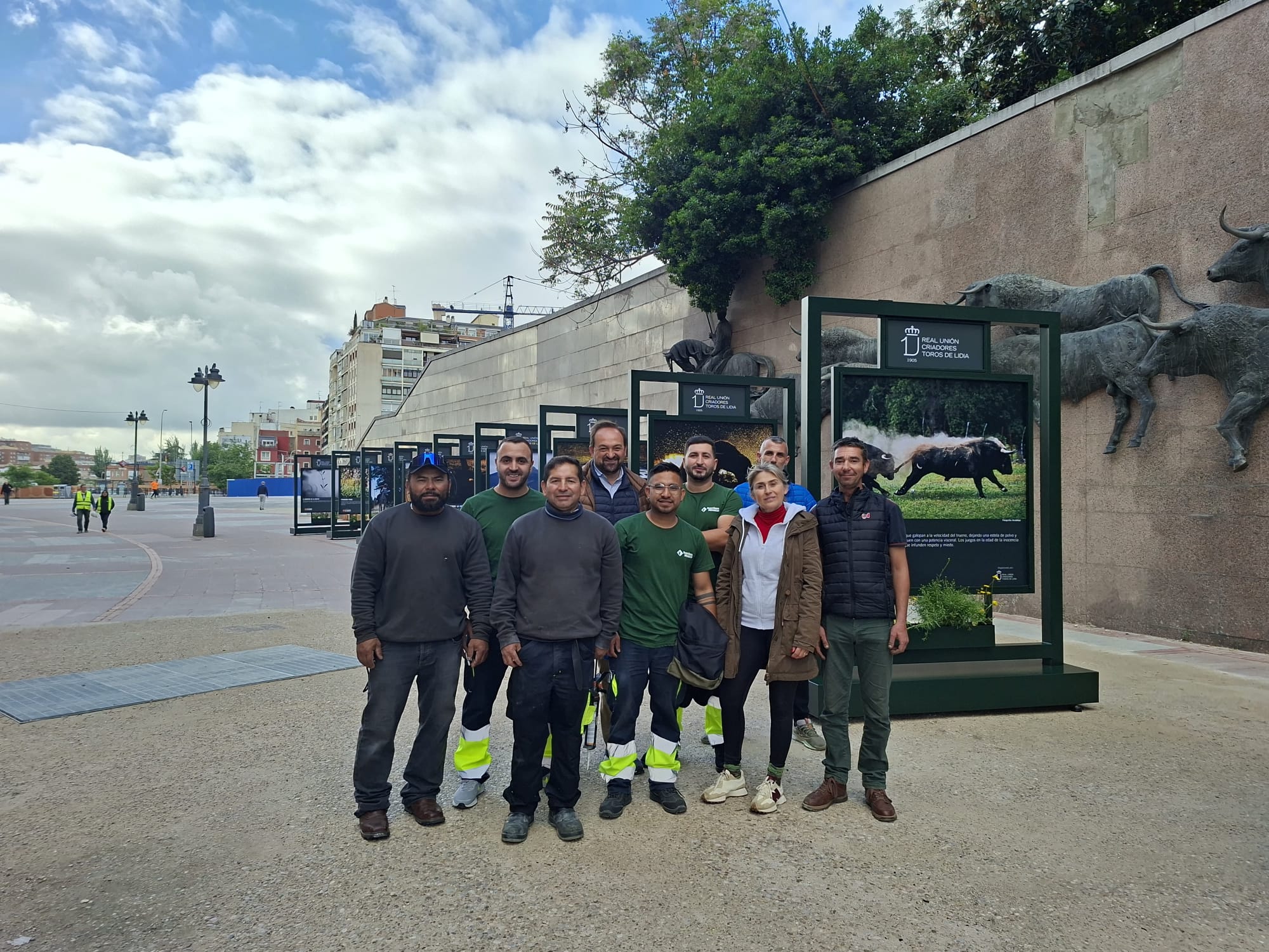 Equipo de trabajo en la exposición — trabajo artesanal de BullBoard