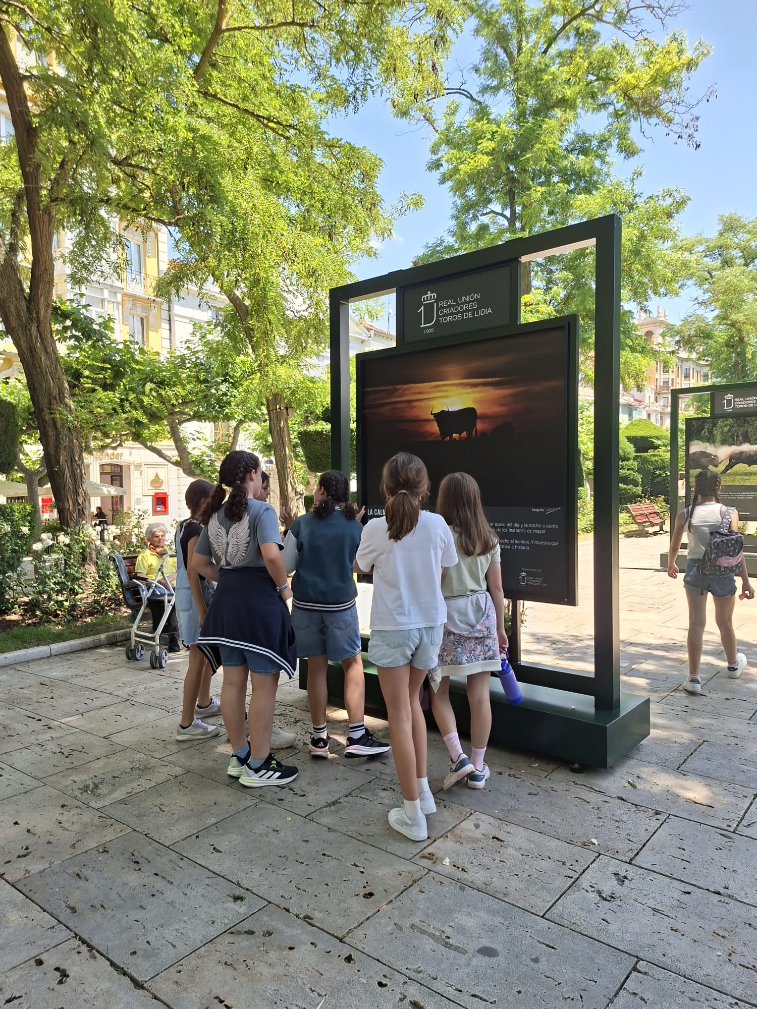 Visitantes ante la exposición — trabajo artesanal de BullBoard
