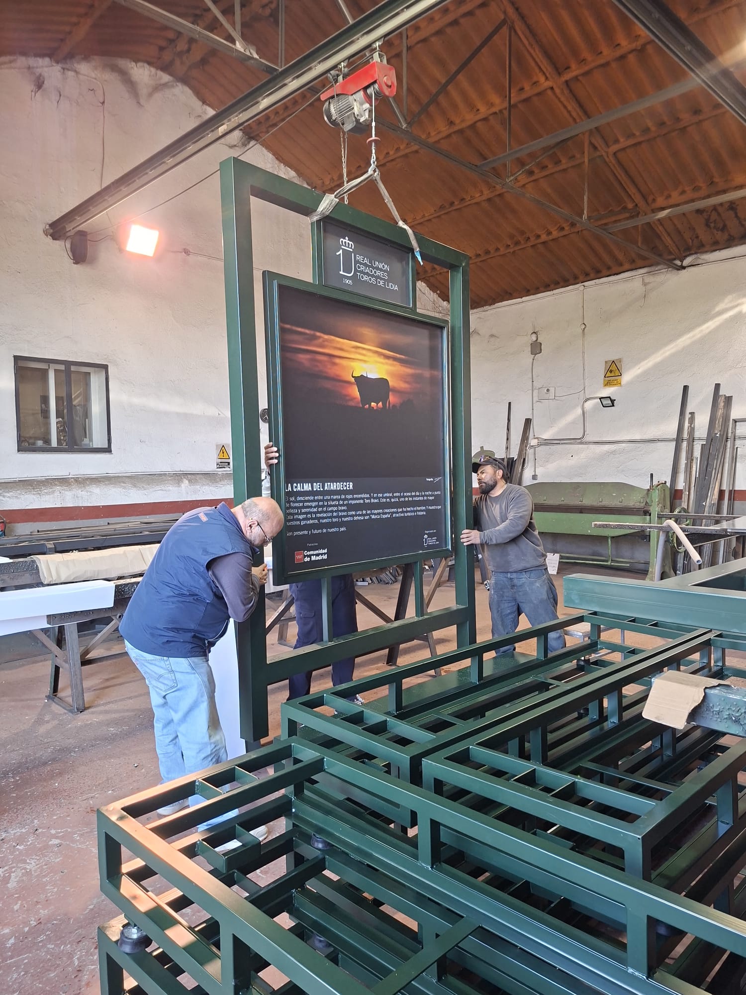 Instalando el panel en taller — trabajo artesanal de BullBoard