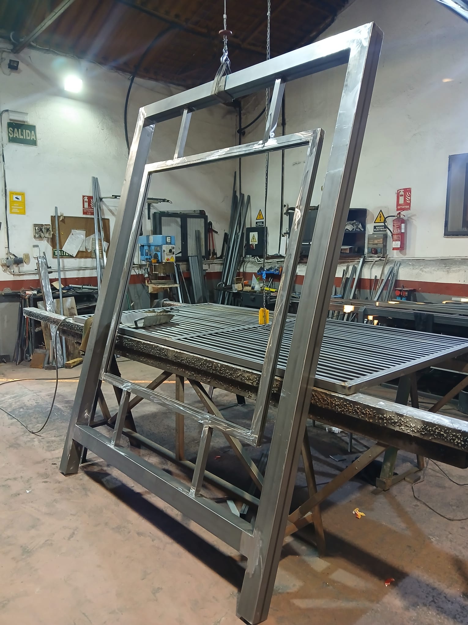 Soporte expositor en construcción — trabajo artesanal de BullBoard