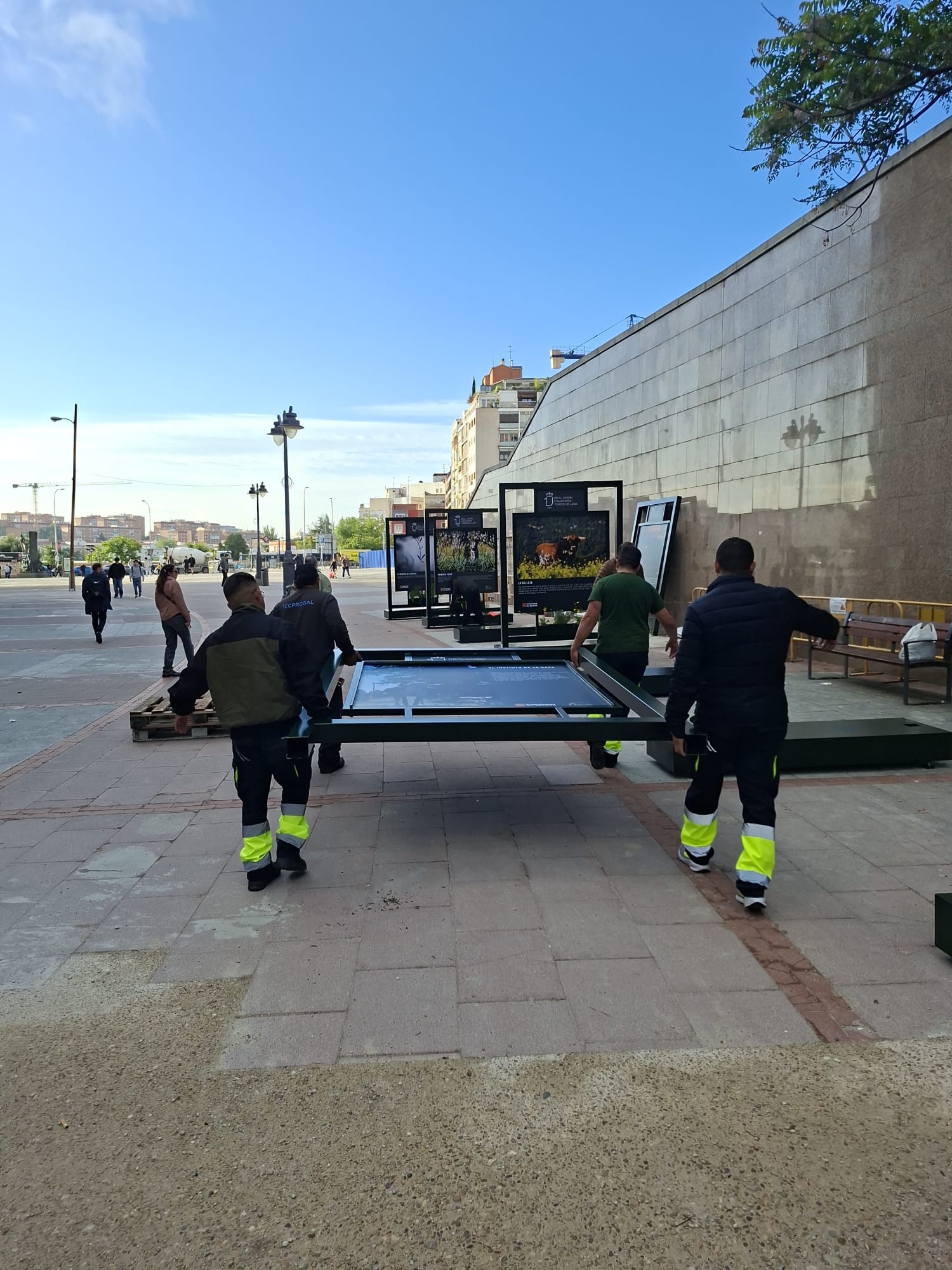 Montaje urbano del expositor — trabajo artesanal de BullBoard