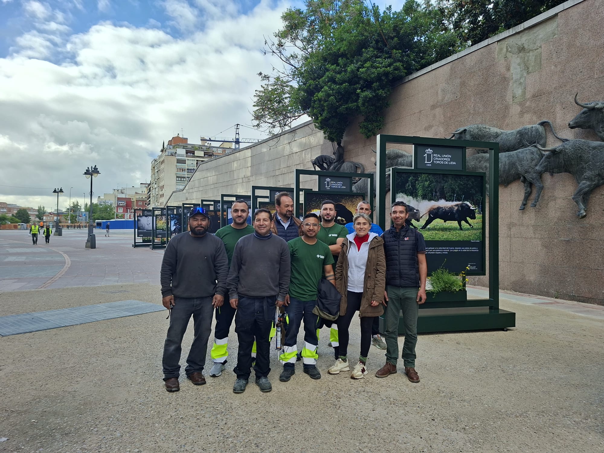 Equipo junto a la exposición — trabajo artesanal de BullBoard