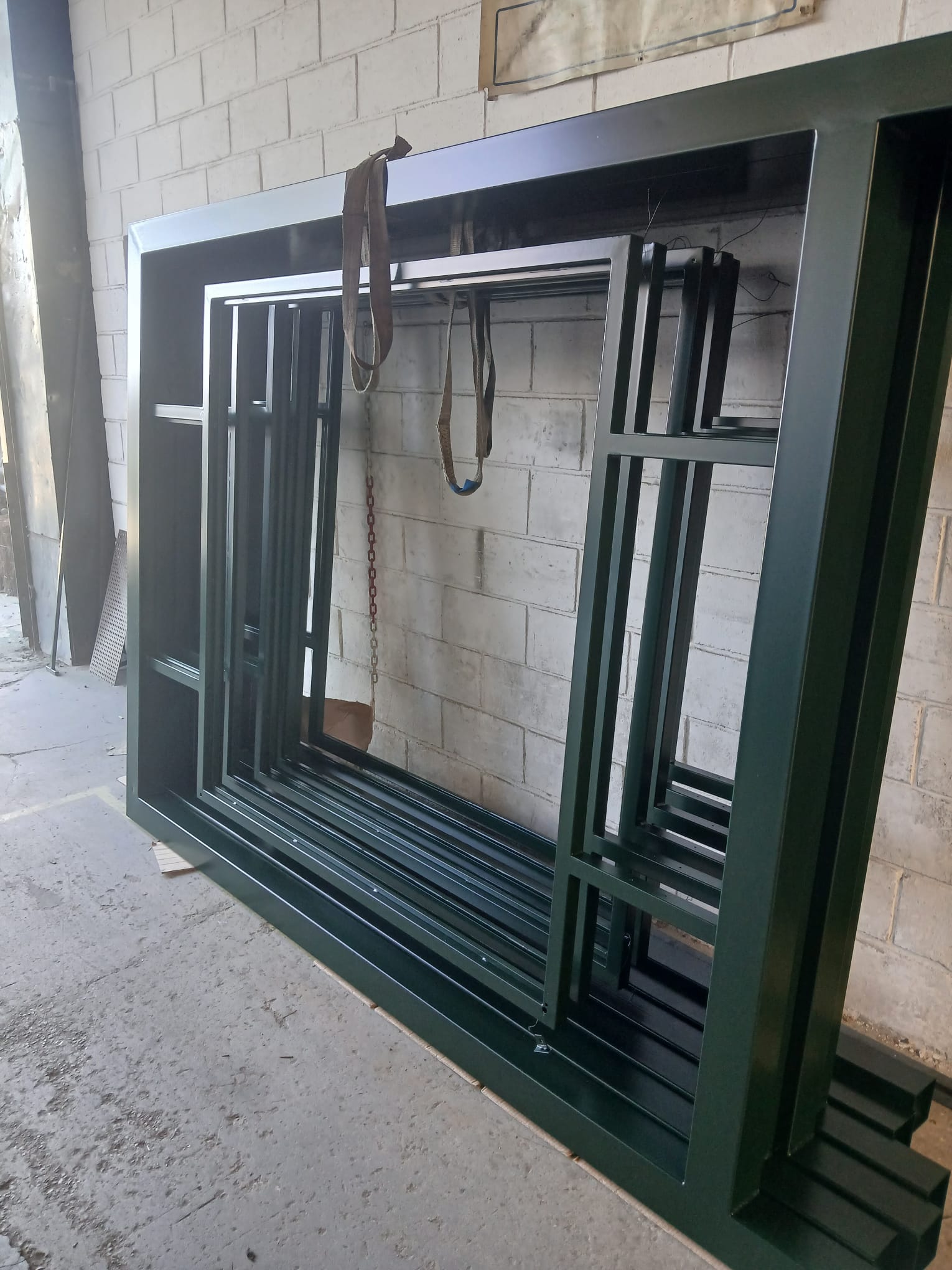 Bastidores con acabado en verde — trabajo artesanal de BullBoard